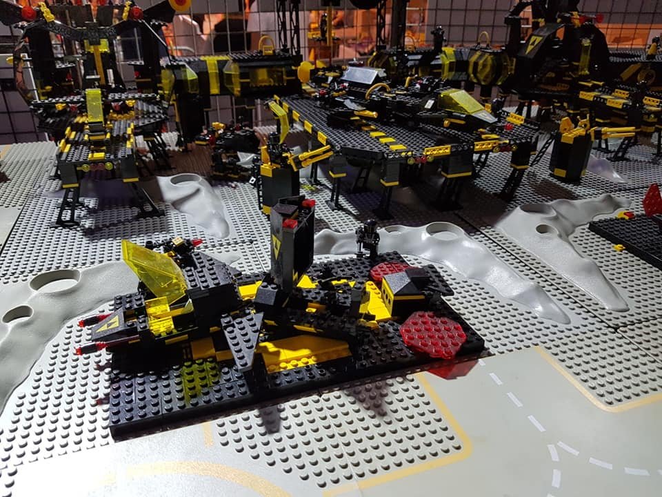BlacktronSF's tweet photo. Commander De Paoli's remote Blacktron starbase. @BlacktronSF #blacktron #LEGO https://t.co/oSFMYFcaSo