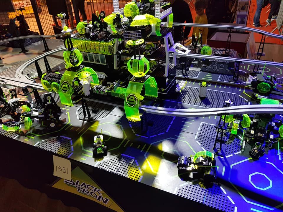 BlacktronSF's tweet photo. Black lights are a must for 90s displays. The trans-neon parts illuminate even with normal room lighting. Credit De Paoli.
@BlacktronSF #blacktron #LEGO https://t.co/UNzishPS1e