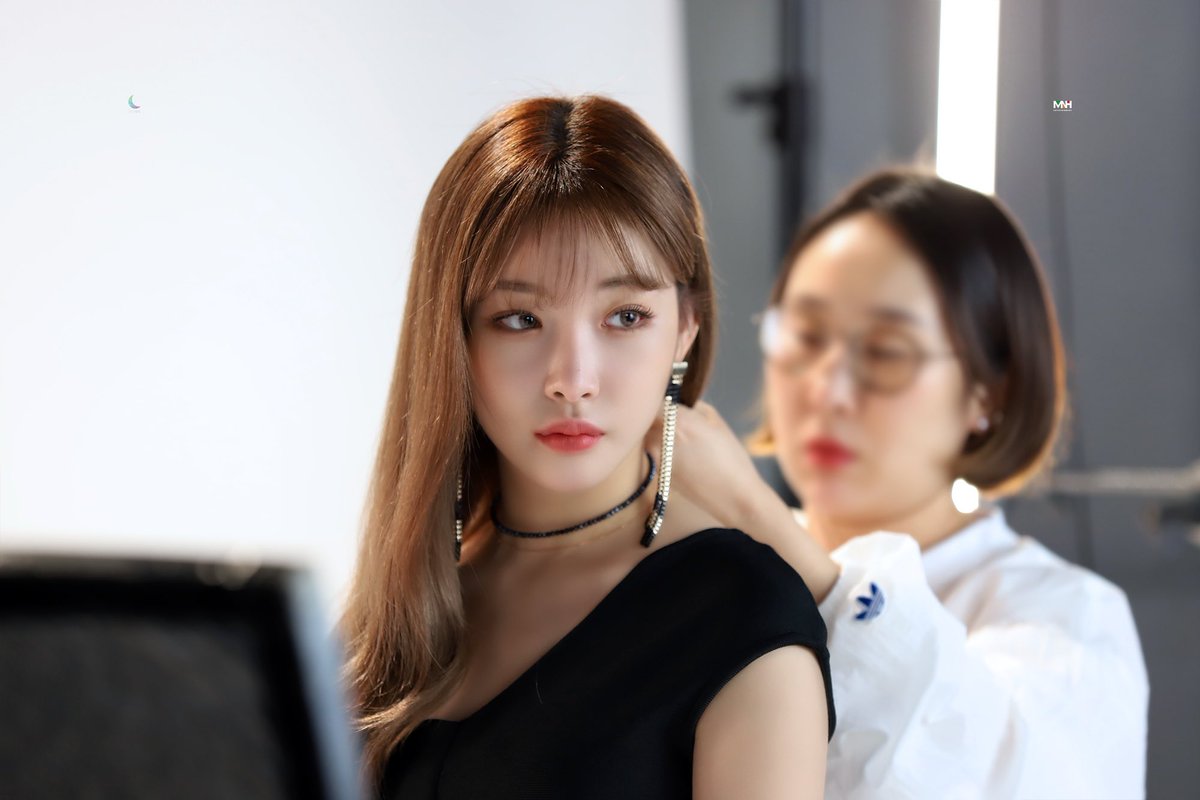 ChunghaItalia's tweet photo. [TWITTER] 191107 
📸 Servizio pubblicitario #SnapShot

🧴👀🖤

#청하 #CHUNGHA #Flourishing @mnhent_01 @CHUNGHA_MNHent #BYULHARANG #MAMAVOTE #chungha 
#FOAMYFORME https://t.co/v41oXyxmY3