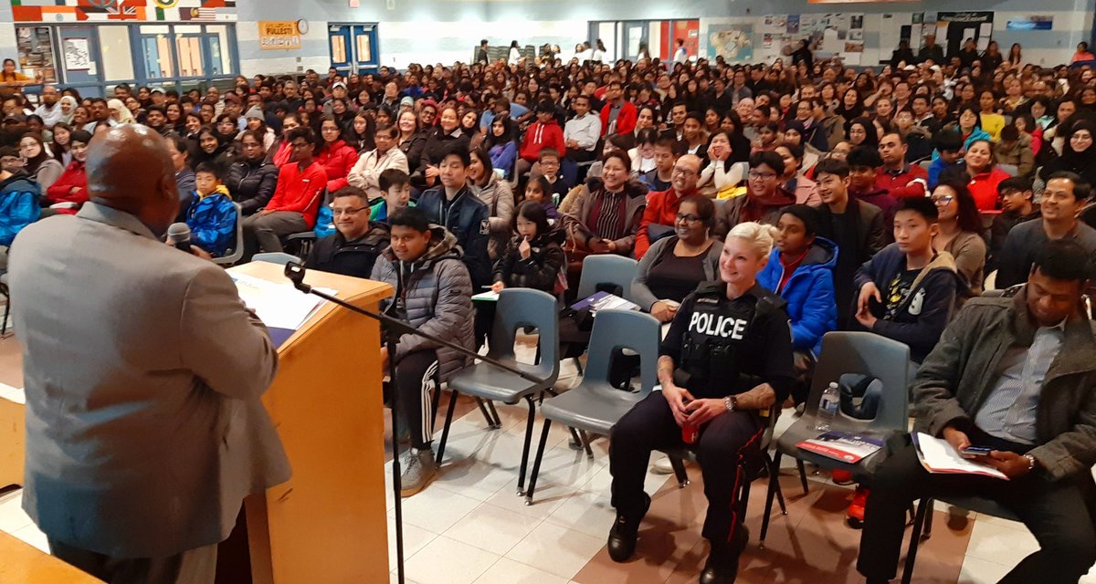 FMMtweets's tweet photo. Principal @JoelChiutsi addressing our full house audience of over 650+ Ss &amp; families at tonight's #Gr8OpenHouse ▪︎ They also got to hear a student's perspective from @FMMSG President, Karshana Suthakaran 😉
@ycdsb #theFMMdifference #wethemagic #GetInvolved #thejourneybegins https://t.co/wVPz7u84ie