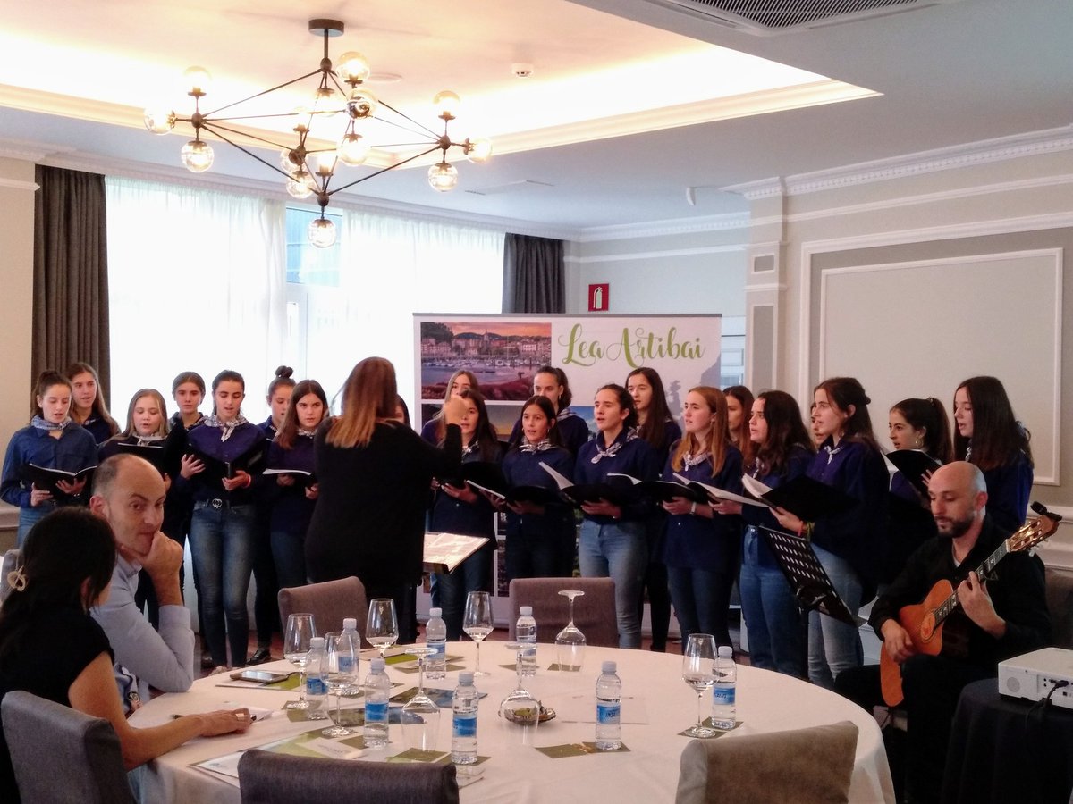 NekaneIrusta's tweet photo. #kantakai chorus, from #Musikaia music school, a big example of keeping our intangible #heritage #alive. Very proud of them!! #LeaArtibai #Hericoast #Europe https://t.co/lTwz7bTxdf
