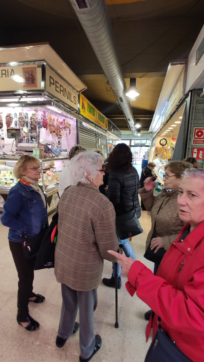 Espemartn7's tweet photo. Ahir el "Sentir.nos be,en companyia" basat en projecte @EstudiAequalis va visitar el mercat
Intervencions ja avaluades efectives per abordatge d Soledat i capital social dintre #ProcesComunitari barri Congres-Indians👌

#SalutComunitaria 
#EAPCongres @apicsbcn @PACAPfederal https://t.co/Y8OE0lqDTO