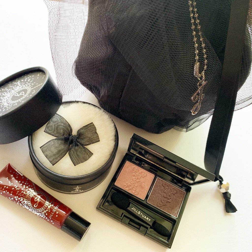 tokila_web's tweet photo. #ジルスチュアート #MyBlackDress ラインから初のホリデーコレクションが11月30日に登場!ブラックチュールをイメージしたポーチにアイカラーパレット、フェイス&ボディパウダー、リップグロスが入った贅沢なコフレ。さらに、ツヤ、潤い、発色、持続性全てを1本で叶えるティントルージュも同日発売!! https://t.co/m7pAgyldcs