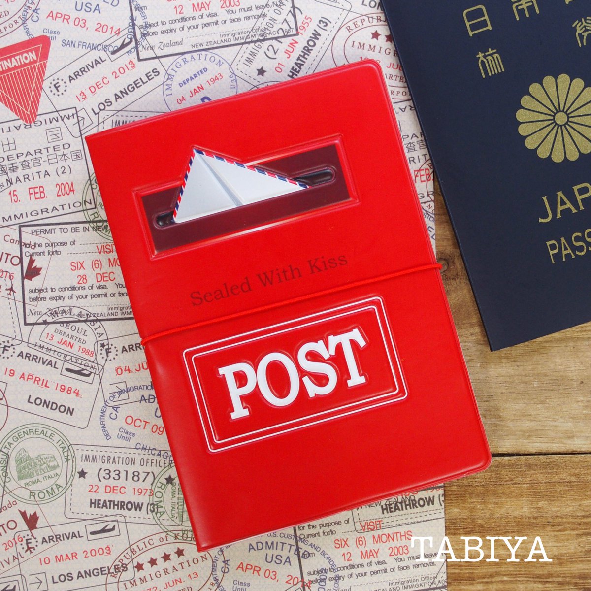 旅屋 旅を感じる文具雑貨店 على تويتر エンボス加工で可愛い パスポートカバーです パスポートカバー ポスト 電光掲示板 出入国スタンプ T Co W1zqjndwrg