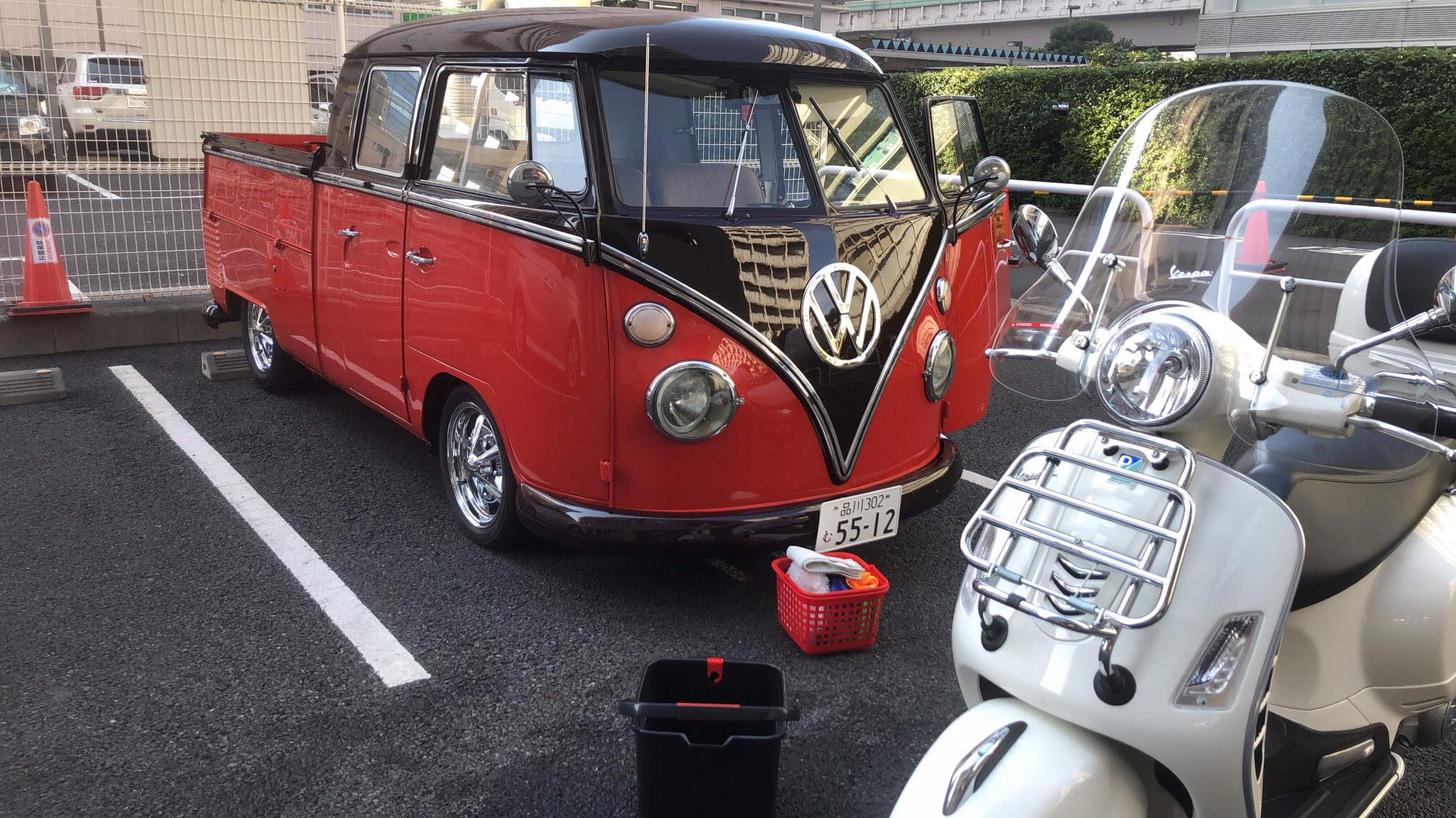 たぁ 陸上生活中 今日は暑く無く 洗車日和 車もバイクもワックス掛けてピカピカになりました ワーゲン タイプ2 ワーゲンバス ワーゲンバスのある生活 ワーゲンバスタイプ2 ワーゲンバスピックアップ ベスパ 洗車 ワックスがけ T Co