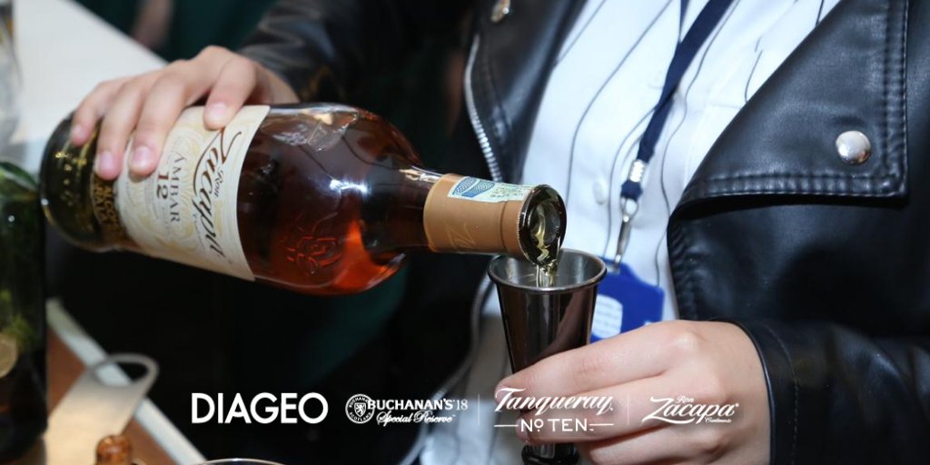 camaracomerbog's tweet photo. #EnVivo | Desde @HiltonCorferias disfrutando de
#AD #CocktailFest a cargo de #Diageo en la inauguración de #BOGMadridFusión
#DefinitivamenteTanqueray #Buchanans18 https://t.co/oxCaZG4SQ9