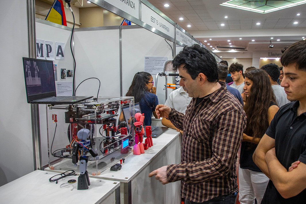 DrMartinezUNLaM's tweet photo. Si vienen a recorrer la 15° edición de #ExpoProyecto, se van a sorprender con lo creativos e innovadores que son los desarrollos tecnológicos que crearon los alumnos de Ingeniería de la @unlamoficial y de las escuelas las técnicas. Hasta el viernes 8, en el Salón de las Américas. https://t.co/9OH5ly5I9W