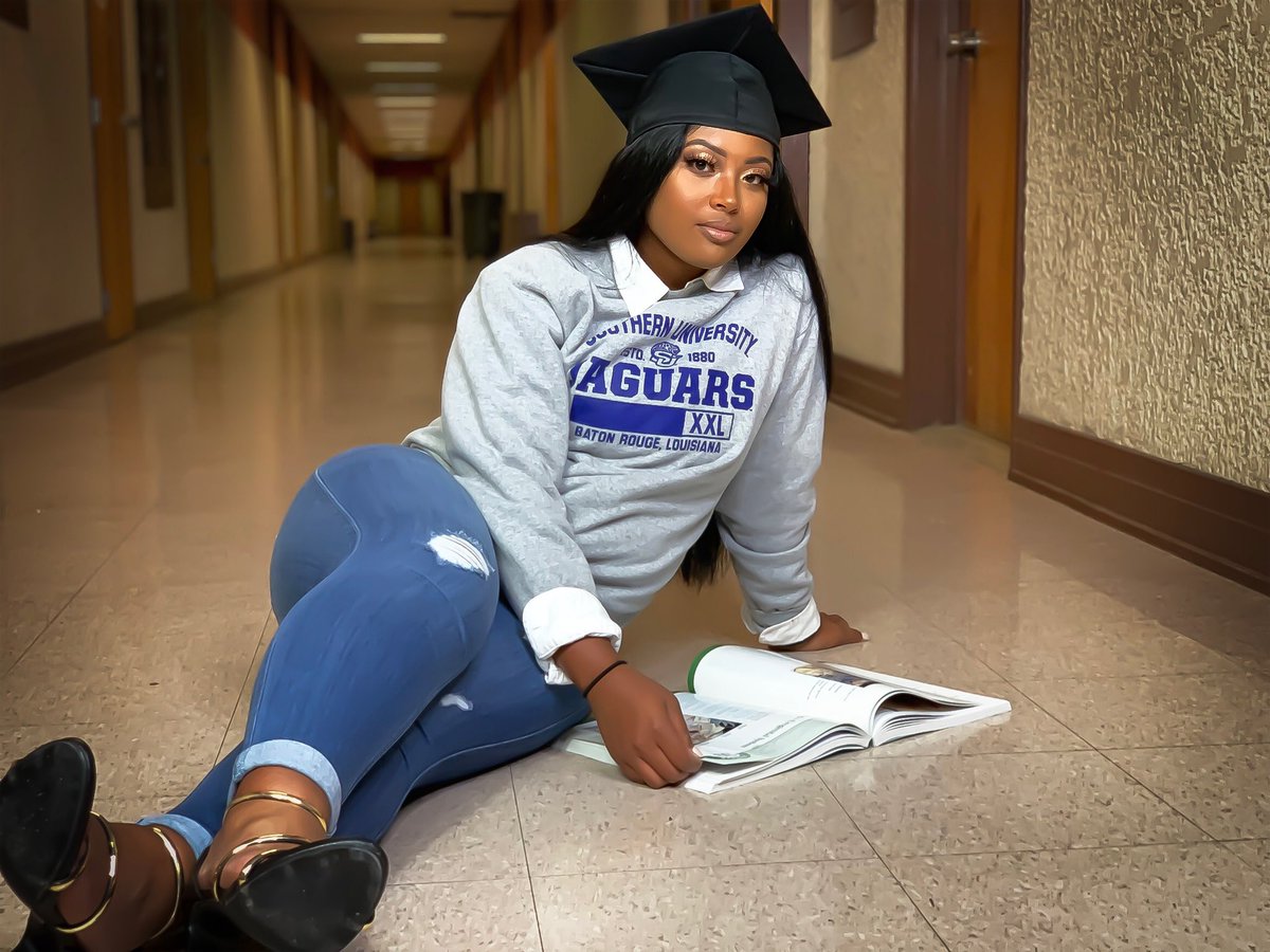 xforeigndeezy's tweet photo. “I see you working day and night to get that college degree 🔬” https://t.co/ECBq0V78df