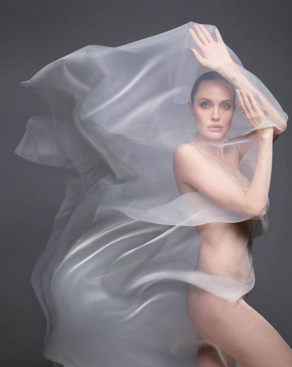 ElBreakMN's tweet photo. #Espectaculos #AngelinaJolie posó para la portada de la edición de diciembre de @harpersbazaarus , en la cual se muestra por primera vez desnuda ante el lente del fotógrafo #SolveSundsbo. https://t.co/Fv5KwOvoVN
