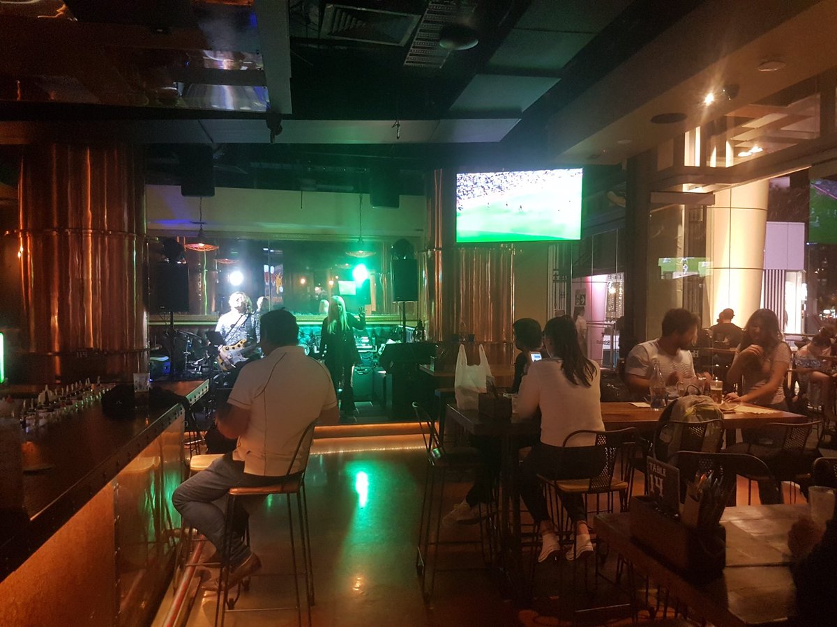   #PubCrawl: With fire spurting out of signage and cool sculptures, this   #SurfersParadise bar is iconic. We visited Steampunk during a recent GC trip. A band played Boomer rock the night I was there, but there& #39;s more up to date stuff other nights.  #beer   #bars   #pubs   #drinking