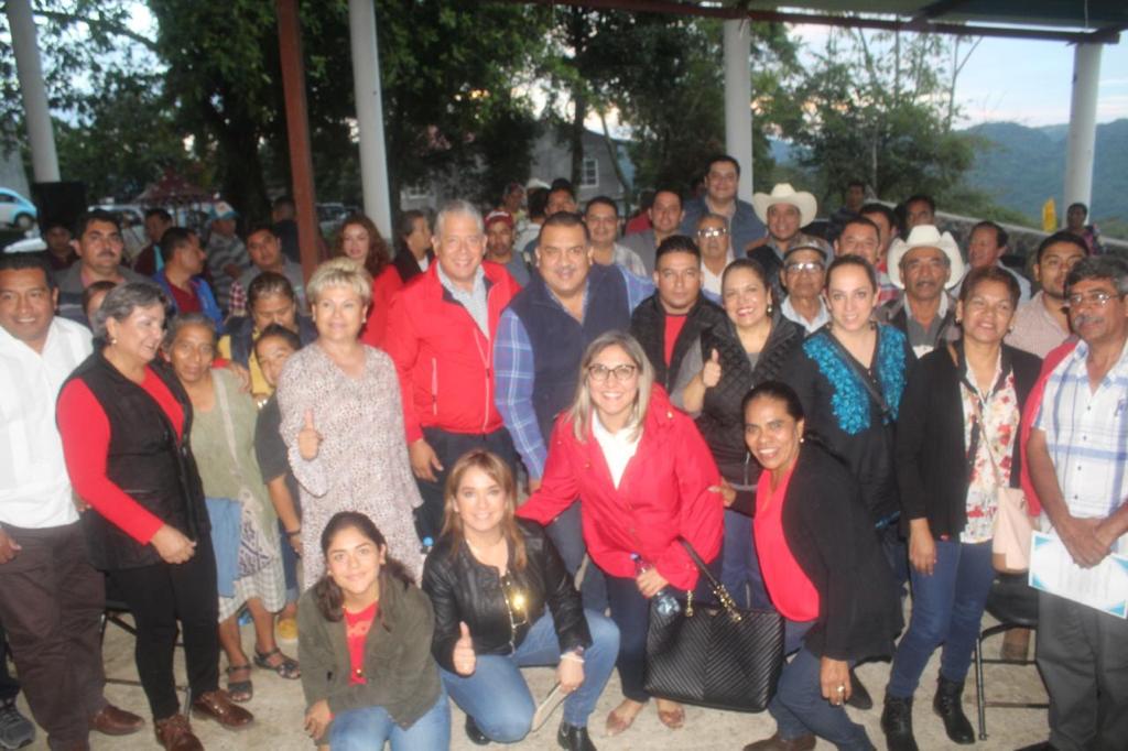 YOLANDACEPEDAE's tweet photo. En #Xilitla con la anfitrionia  de la Presidenta del  CDM Arquitecta Aracely Villela y la presencia de @MerloIsabel @EliasPesinaR y organizaciones somos @PRI_SLP https://t.co/T8P90uK88c