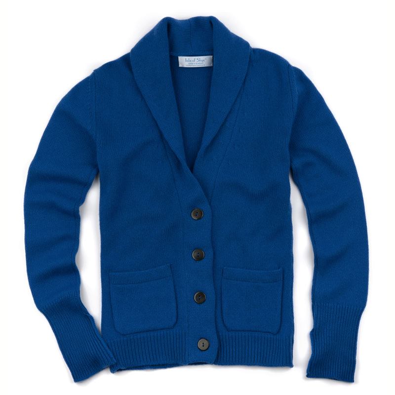 IOS_Cashmere's tweet photo. This may very well be our favorite sweater. A 6-ply, 100% Pure Scottish Cashmere, the Jessica Cardigan features over-size Mother of Pearl buttons to go with a face-framing shawl collar. Get one now at 50% off. 
https://t.co/idEbZGZo5S https://t.co/vx40uttlrq
