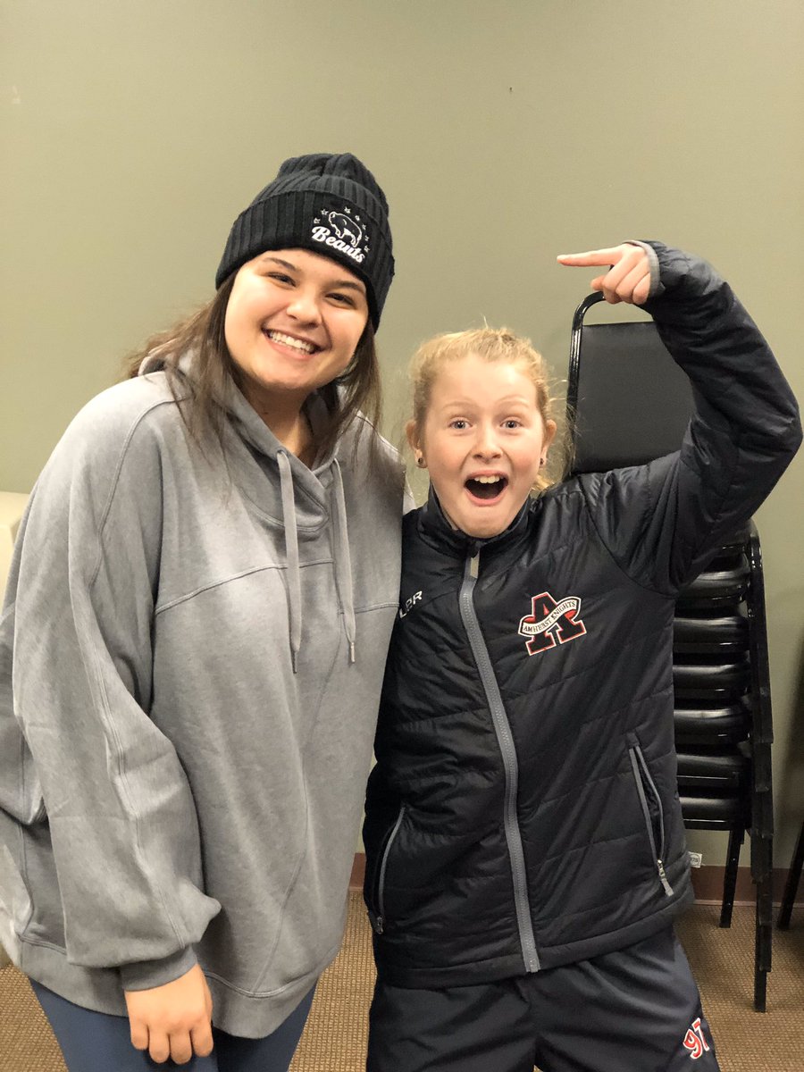 BuffaloBeauts's tweet photo. Our @anaorzechowski visited the Amherst Girls 12U team this evening for a Q-and-A with their players. Think they had fun? ☺️
#FortBeaut #NWHL #AlwaysBeKind #BeOfServiceToOthers https://t.co/lQycP2NNg7