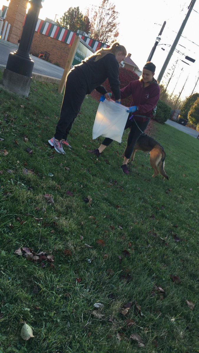 cumountainlions's tweet photo. .@MtnLionSoftball out in the community Wednesday picking up trash during #MECGivesBack Week
Photos courtesy of Amber Stokes https://t.co/Vp86kZ2Oig