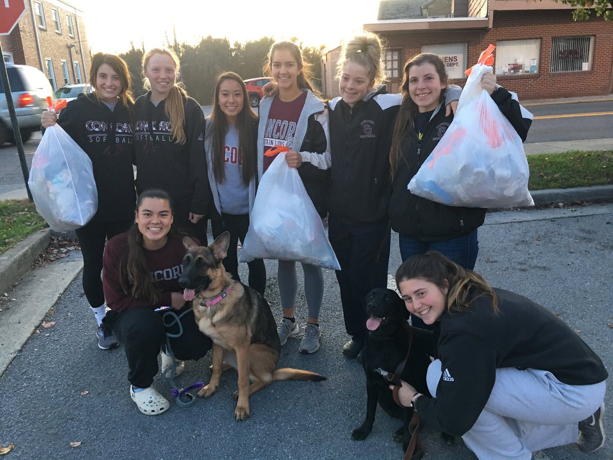 cumountainlions's tweet photo. .@MtnLionSoftball out in the community Wednesday picking up trash during #MECGivesBack Week
Photos courtesy of Amber Stokes https://t.co/Vp86kZ2Oig