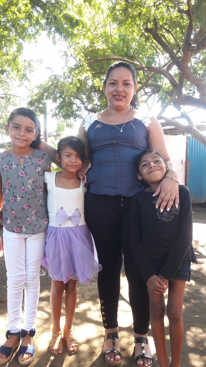 potosme28's tweet photo. Mi familia...ellas estan en mi mente cada dia...señor protegelas cada dia. https://t.co/UlWQYp6pOW