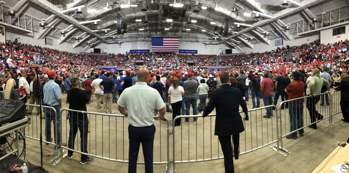 Acosta's tweet photo. Trump supporters filing out of rally early in Louisiana. These photos taken around 8:45p local time, about one hour into speech. https://t.co/bLoO9tbsNf