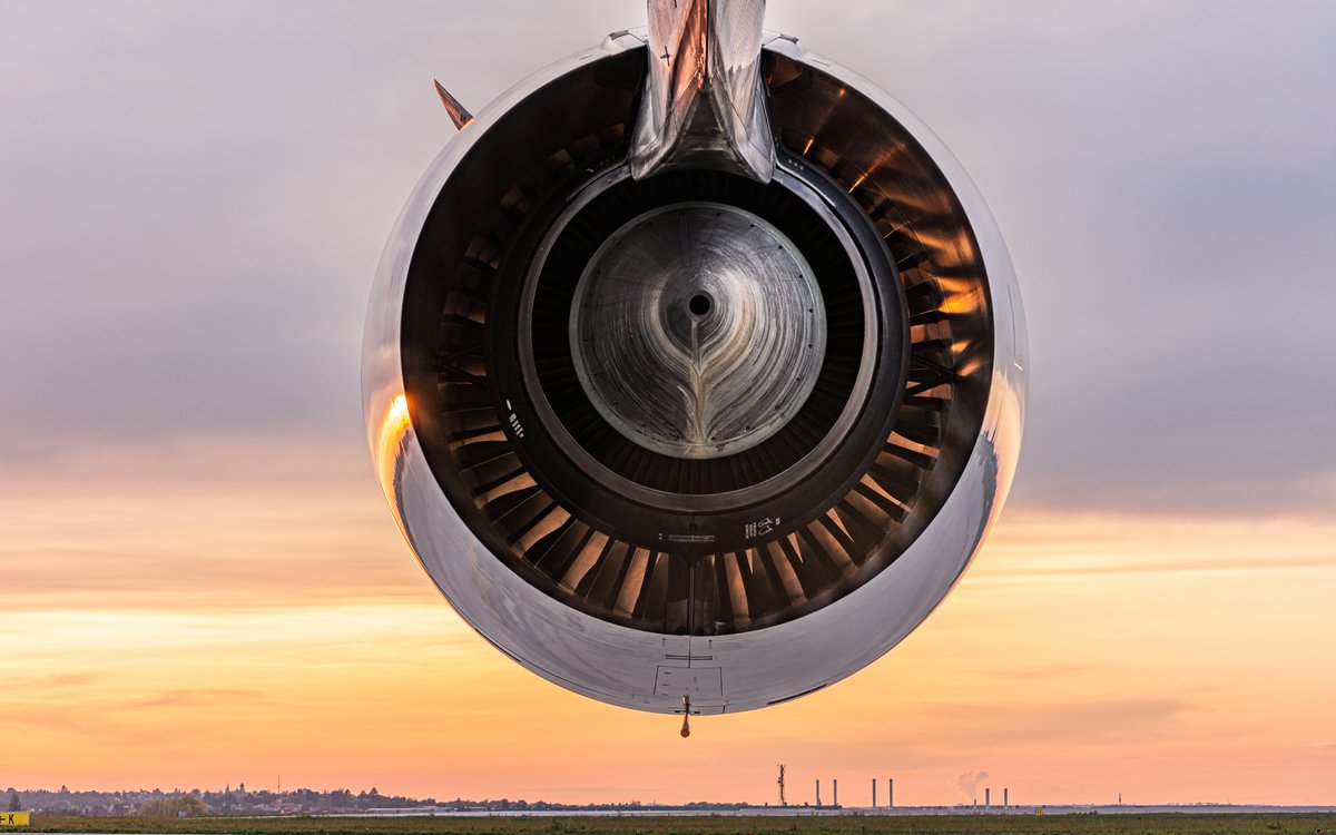 QantasUSA's tweet image. Now this is something to get excited about. Get up close and personal to the engine on our A380.

📸 @dennis_planespotting