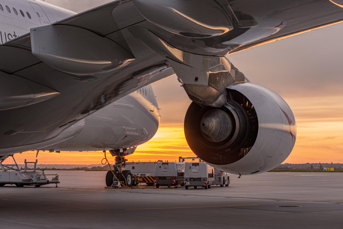 QantasUSA's tweet image. Now this is something to get excited about. Get up close and personal to the engine on our A380.

📸 @dennis_planespotting