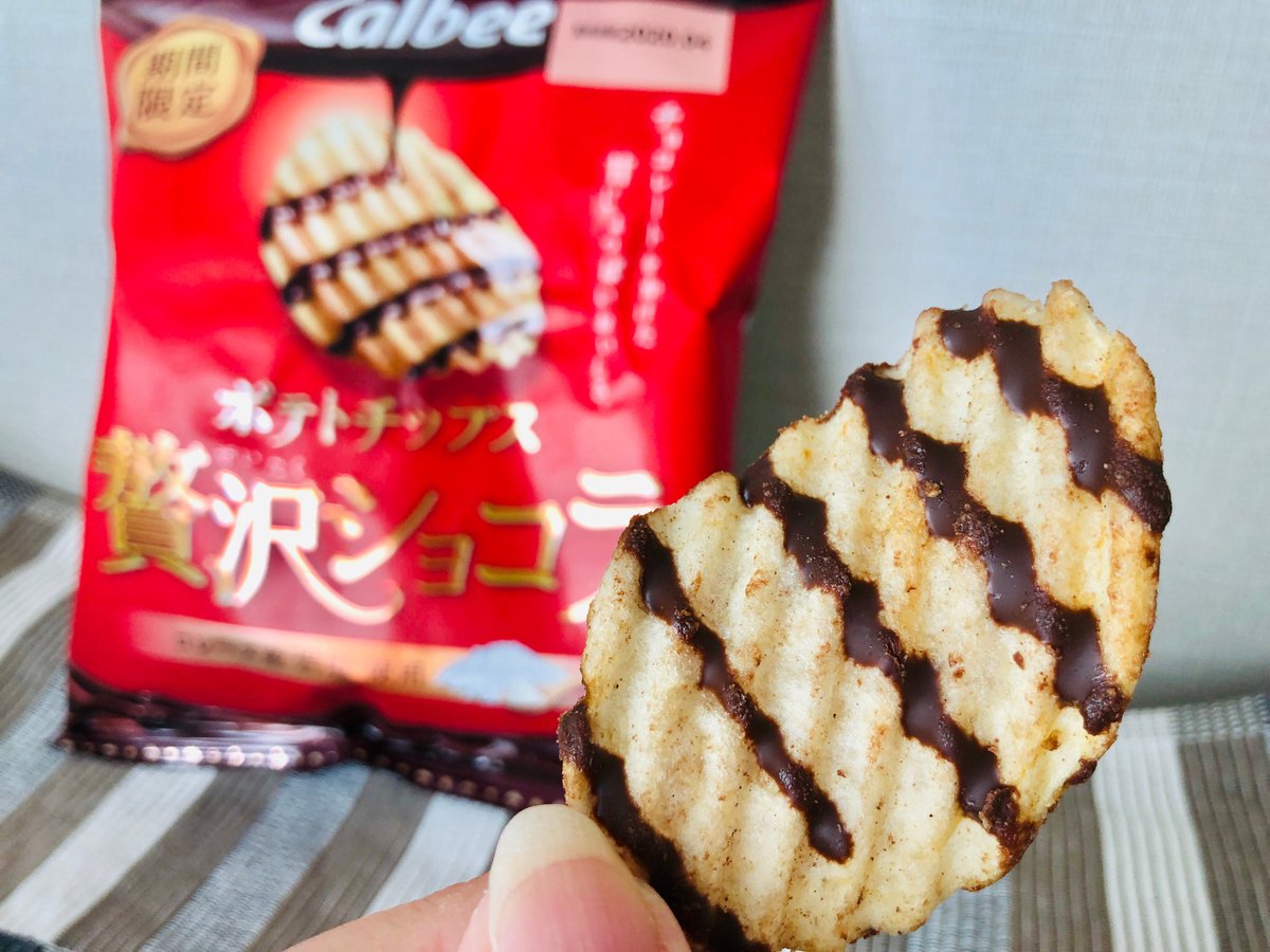 Calbee カルビー 公式 A Twitteren 期間限定 ポテトチップス 贅沢ショコラ 本格的なチョコレートにロレーヌ産岩塩を使用 チョコの甘さを更に引き立て 贅沢な甘じょっぱいおいしさが楽しめます 甘い しょっぱいの無限ループがしたい方はぜひ 全国のコンビニ