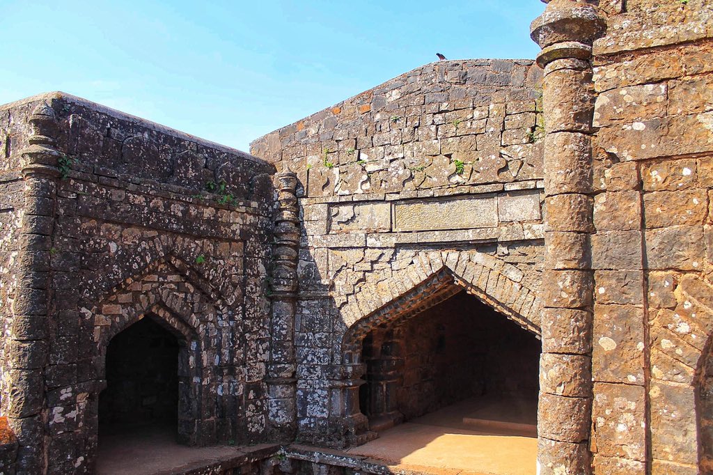 kevinshah91's tweet photo. The stone arches of Panhala fort. #throwback #throwbackthursday #tbt #panhala #panhalafort #kolhapur #travel #travelphotography #travelgram #traveller #traveldiaries #footprintsofkevin #vsco #photography #vscogram #vscogrid #picoftheday #India #incredibleindia https://t.co/bWjA7nJKr2