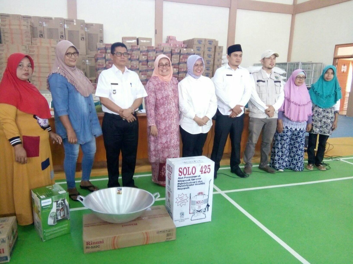 PgDprd's tweet image. Di acara pembagian bantuan UEP Wanita Rawan Sosial Ekonomi (WRSE) yang merupakan pokok pikiran Anggota DPRD Sumbar dari Fraksi Partai Golkar, Dra. Hj. Sitti Izzati Aziz untuk Nagari Sungai Asam dan Nagari Lubuk Pandan Kecamatan 2 x 11 Enam Lingkung, Padang Pariaman, Rabu (6/11).