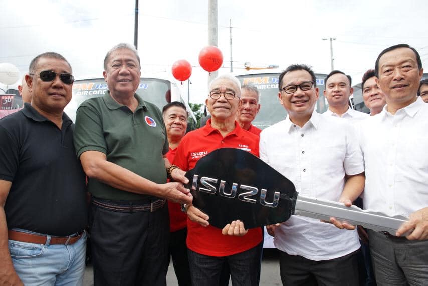 DOTrPH's tweet photo. TINGNAN: Pinangunahan ni DOTr Secretary Arthur Tugade ang ceremonial turnover ng mga bagong modern PUV unit ng grupong Pasang Masda ngayong araw, ika-7 ng Nobyembre 2019.
#DOTrPH π΅π
#PUVModernizationNOW
BUONG DETALYE DITO:
https://t.co/89rQ7p2tRr https://t.co/eqDjEDFfbK
