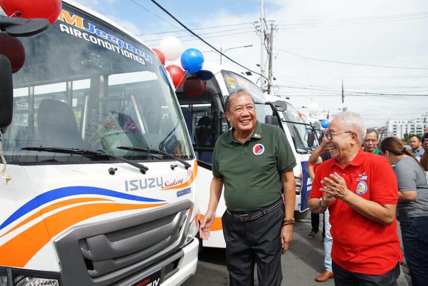 DOTrPH's tweet photo. TINGNAN: Pinangunahan ni DOTr Secretary Arthur Tugade ang ceremonial turnover ng mga bagong modern PUV unit ng grupong Pasang Masda ngayong araw, ika-7 ng Nobyembre 2019.
#DOTrPH π΅π
#PUVModernizationNOW
BUONG DETALYE DITO:
https://t.co/89rQ7p2tRr https://t.co/eqDjEDFfbK