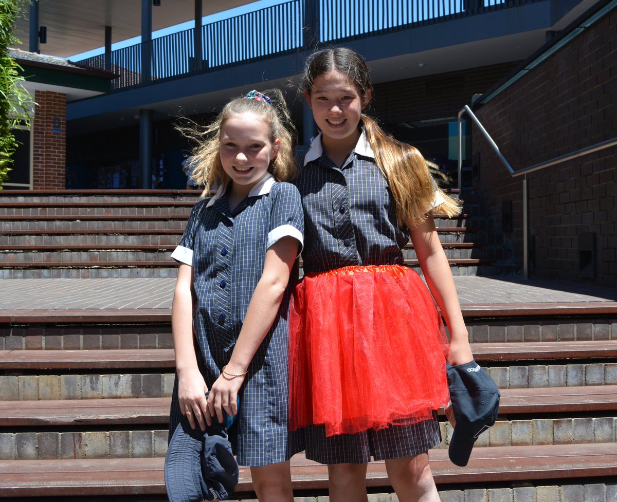 Ravenswood_News's tweet photo. Lunchtime was a riot of colour, as Kindergarten danced the Nutbush and we shopped the Prefects' bake sale to raise money for #ColourYourThreads and #PositiveEducation in disadvantaged schools #PosPsy @PESA_Aus https://t.co/QKQKe8L26G