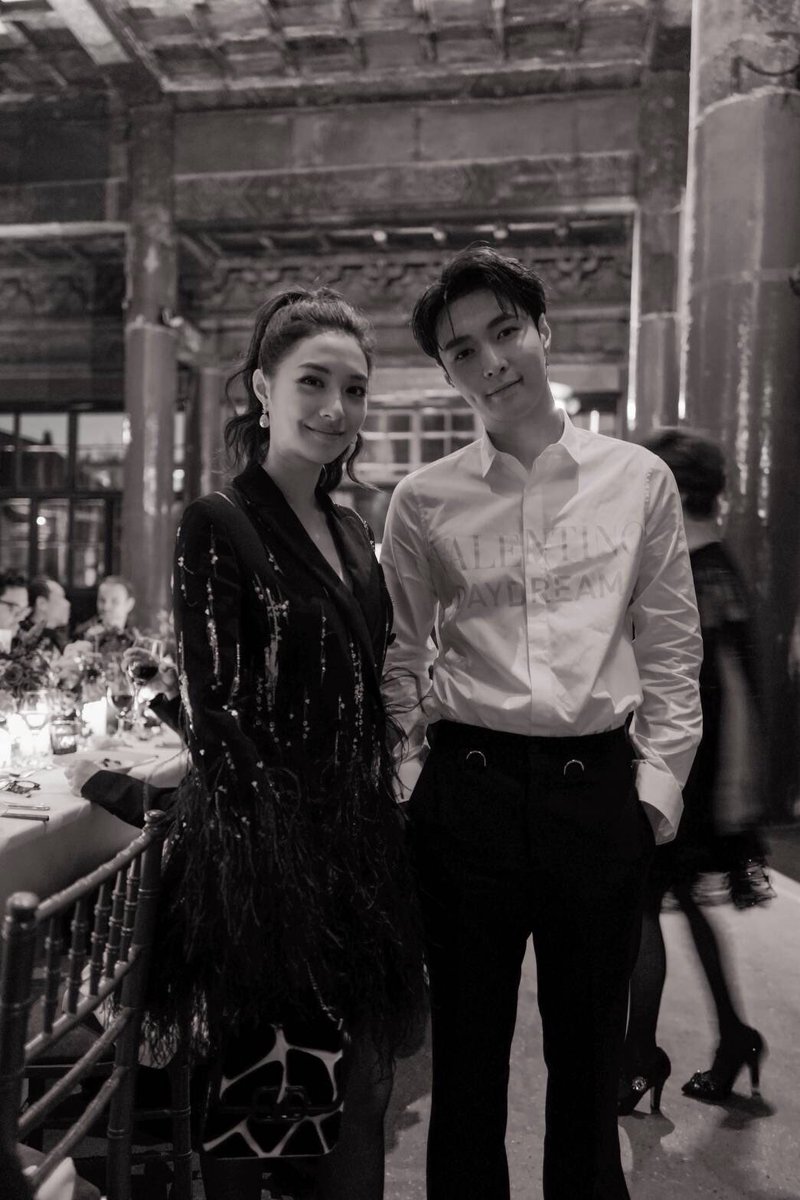 ELLEThailand's tweet photo. เก็บตกภาพของนักแสดงสาวชาวไทย มิว นิษฐา กับไอดอลหนุ่มชื่อดัง Lay จากวง EXO @layzhang #EXO ที่งานคอกเทลปาร์ตี้ของ Valentino เมื่อคืนนี้ #ValentinoDaydream #ValentinoxLAY #LayZhang #มิวนิษฐา https://t.co/x4jIG0jC51