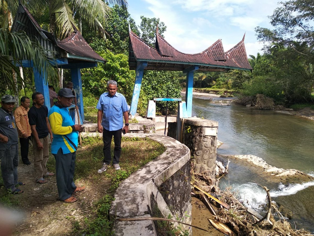 PgDprd's tweet image. Anggota DPRD Sumbar dari Fraksi Partai Golkar, Lazuardi Erman, SH (kemeja biru) bersama Walinagari Tiku, Kabupaten Agam, Amris meninjau bendungan jebol yang menyebabkan irigasi persawahan masyarakat sekitar terganggu, Kamis (8/11/2019)