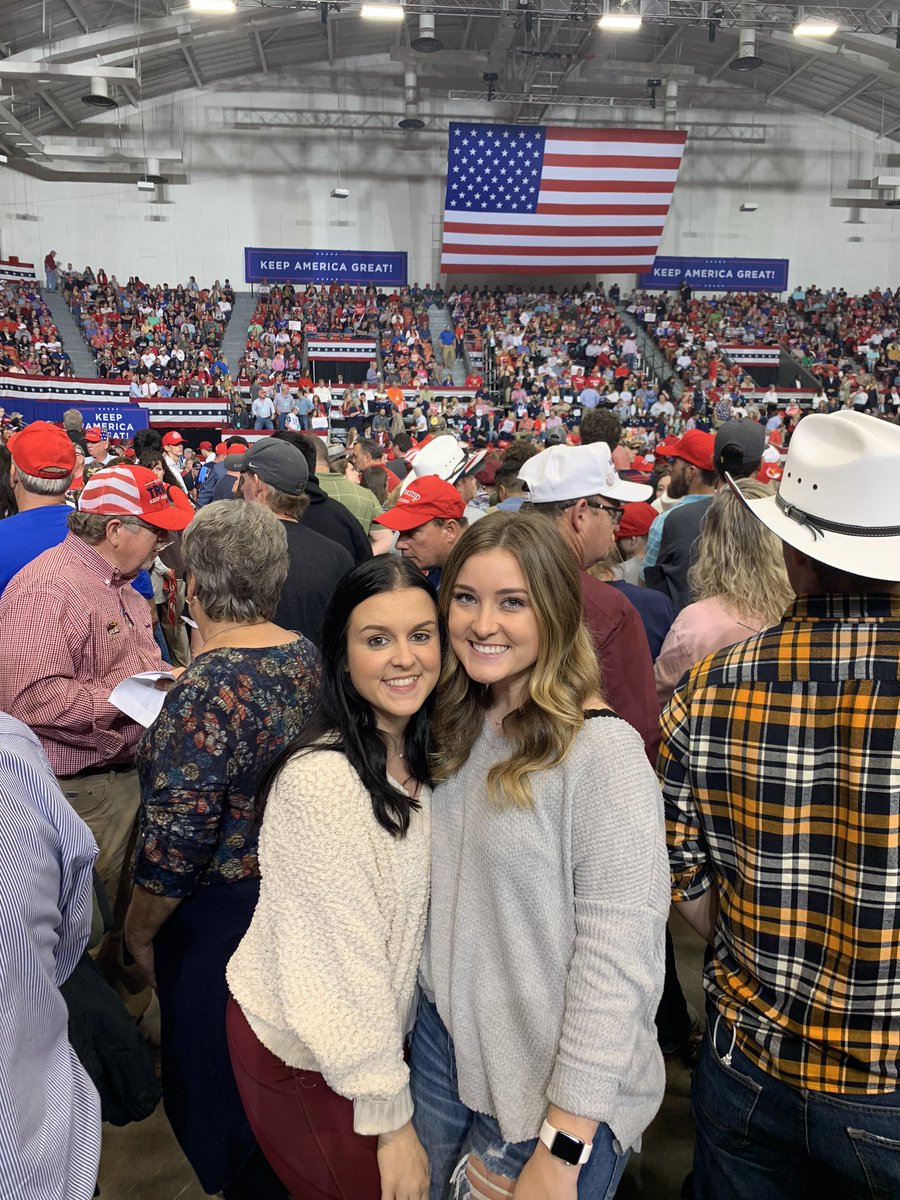 dacii_xx's tweet photo. It’s not everyday that you get to see the president 😬❤️💙🇺🇸🚂 https://t.co/K7N97WymUE
