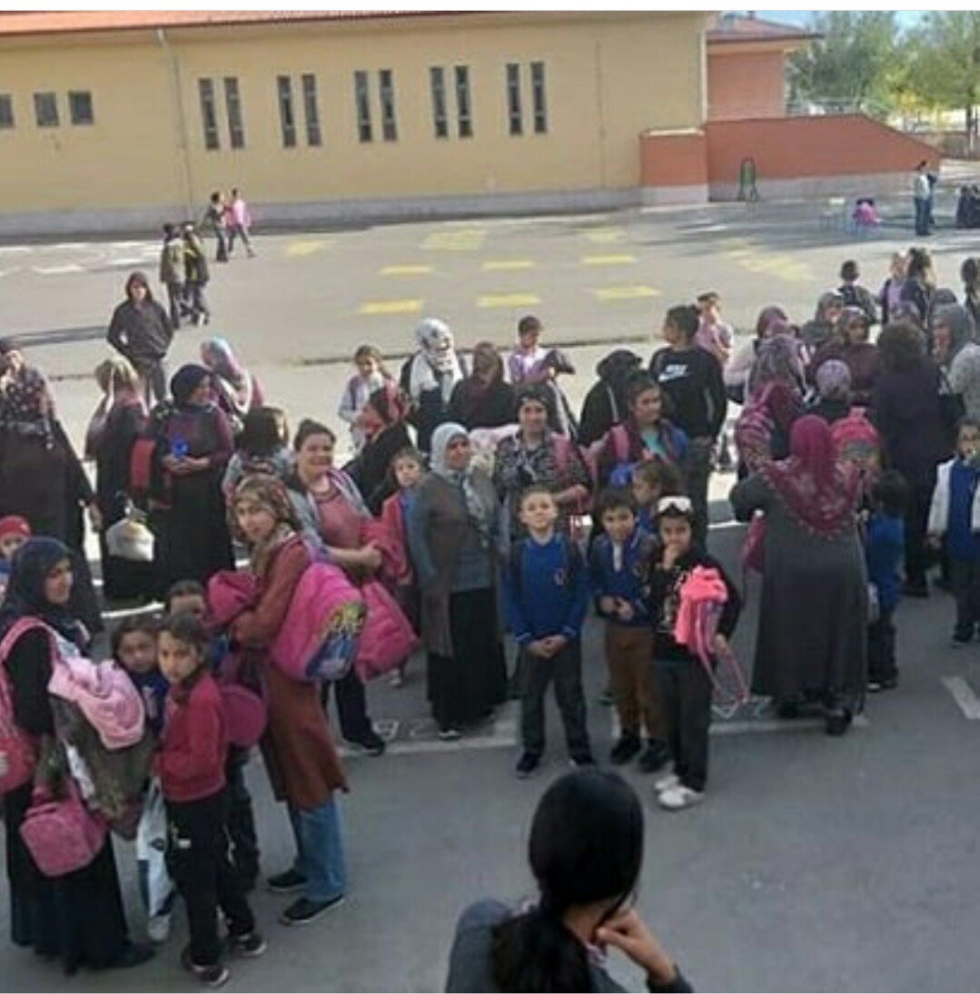 Biz10TV's tweet photo. Aksaray'da özel eğitim sınıflarının kapatılmasını isteyen veliler otizmli öğrencileri yuhaladı

Aksaray Merkez Mehmetçik İlkokulu'nda veliler, okuldaki otizmli öğrencilerin sınıflarının kapatılmasını talep etti. İddiaya göre; bir araya gelen veliler, otizmli çocukları yuhaladı. https://t.co/1U7yJj1SlX