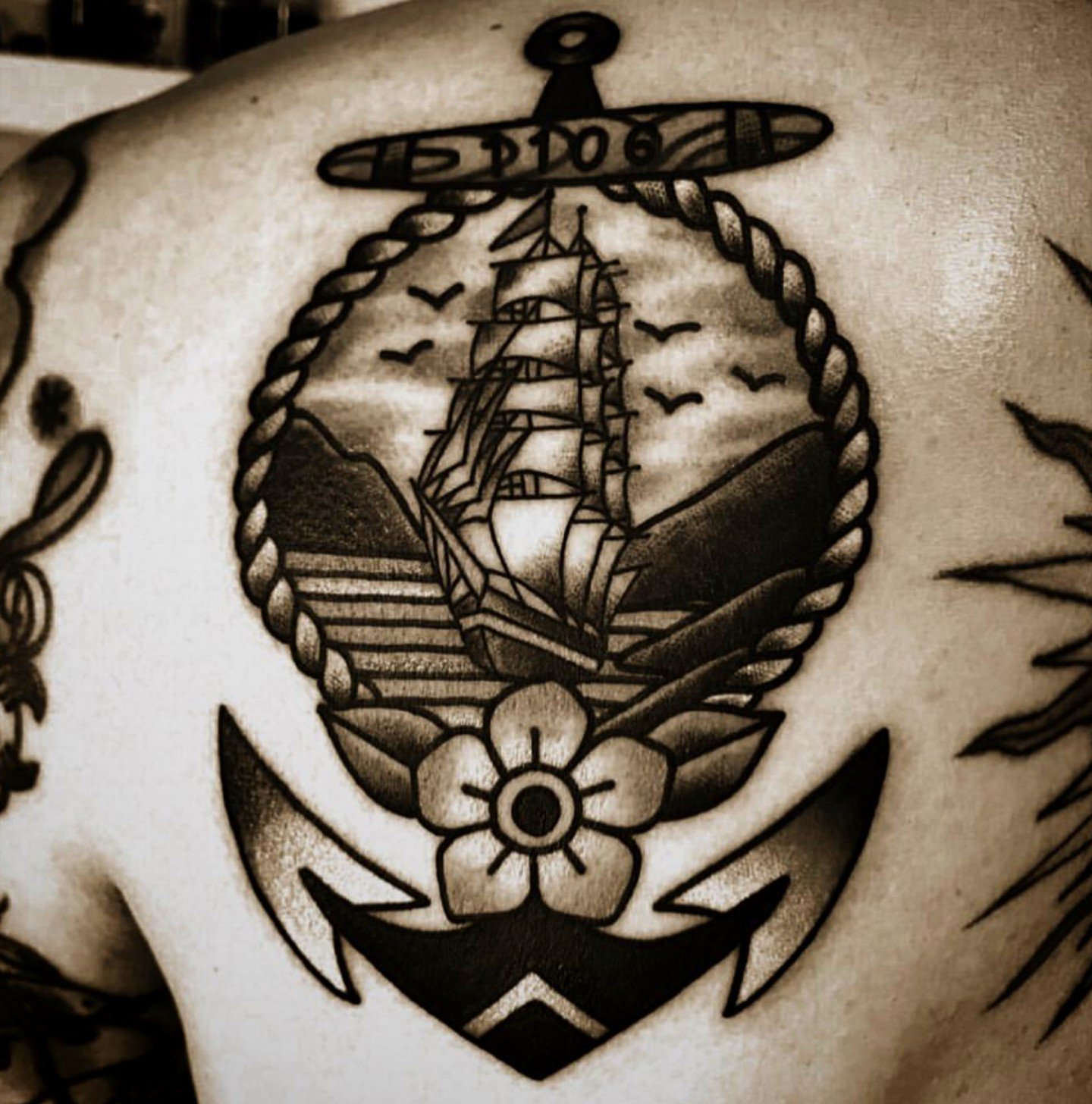 Wanima やっちん ワ ニ マ これ 海賊船 Wanima号だぁーッ Kenta君の 背中のど真ん中に 彫られた Tattoo に込められた 思いってッ ものすごくデカイ 思いが詰まっとるん だろうな Wanima Wanima やっちん ワ ニ マ これ 海賊船 Wanima号だぁーッ Kenta君の 背中のど真ん中に 彫られた Tattoo に込められた 思いってッ ものすごくデカイ 思いが詰まっとるん だろうな Wanima