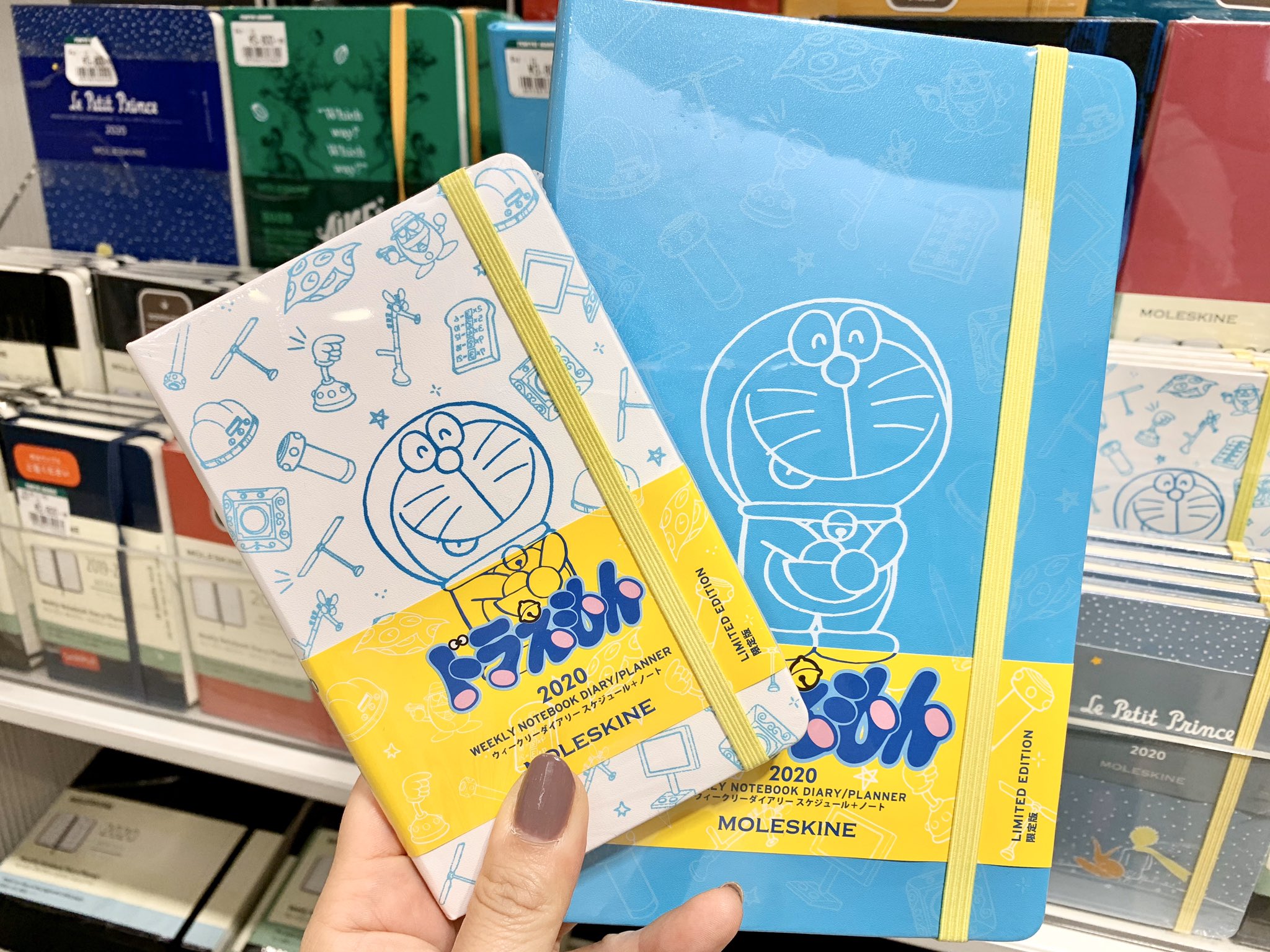 東急ハンズ梅田店 モレスキンの年度ダイアリーから限定ドラえもんデザインが発売中 ホッとするカラーと絵柄です 相変わらずゴムバンドとの色合わせのセンスが最 高 10f
