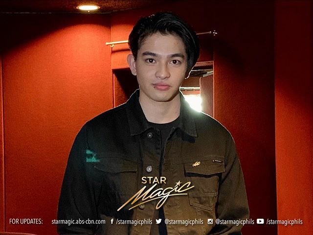 JOAOLuvers's tweet photo. [UPDATE]

João Constancia during #HesIntoHerStoryCon ❤️🙌🏻

#HesIntoHer Streaming soon on iWant! 📱
So proud of you @boyband_joao!! 😄❤️ https://t.co/vjilRLVZQs