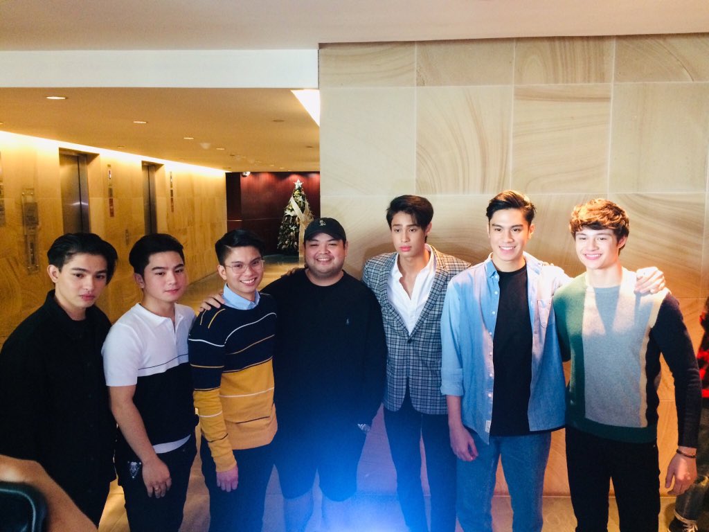 JOAOLuvers's tweet photo. [UPDATE]

João Constancia during #HesIntoHerStoryCon ❤️🙌🏻

#HesIntoHer Streaming soon on iWant! 📱
So proud of you @boyband_joao!! 😄❤️ https://t.co/vjilRLVZQs