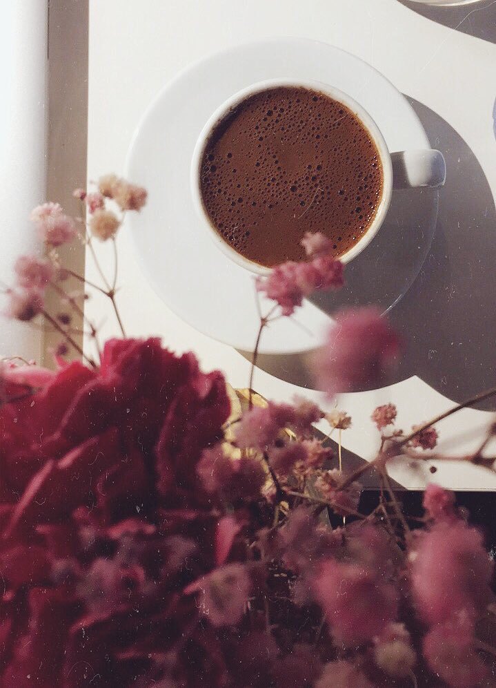 mem_t131's tweet photo. تُدركني القهوة حينما يجهلني العالم .☕️🌿 https://t.co/Xzmnb0FqKn