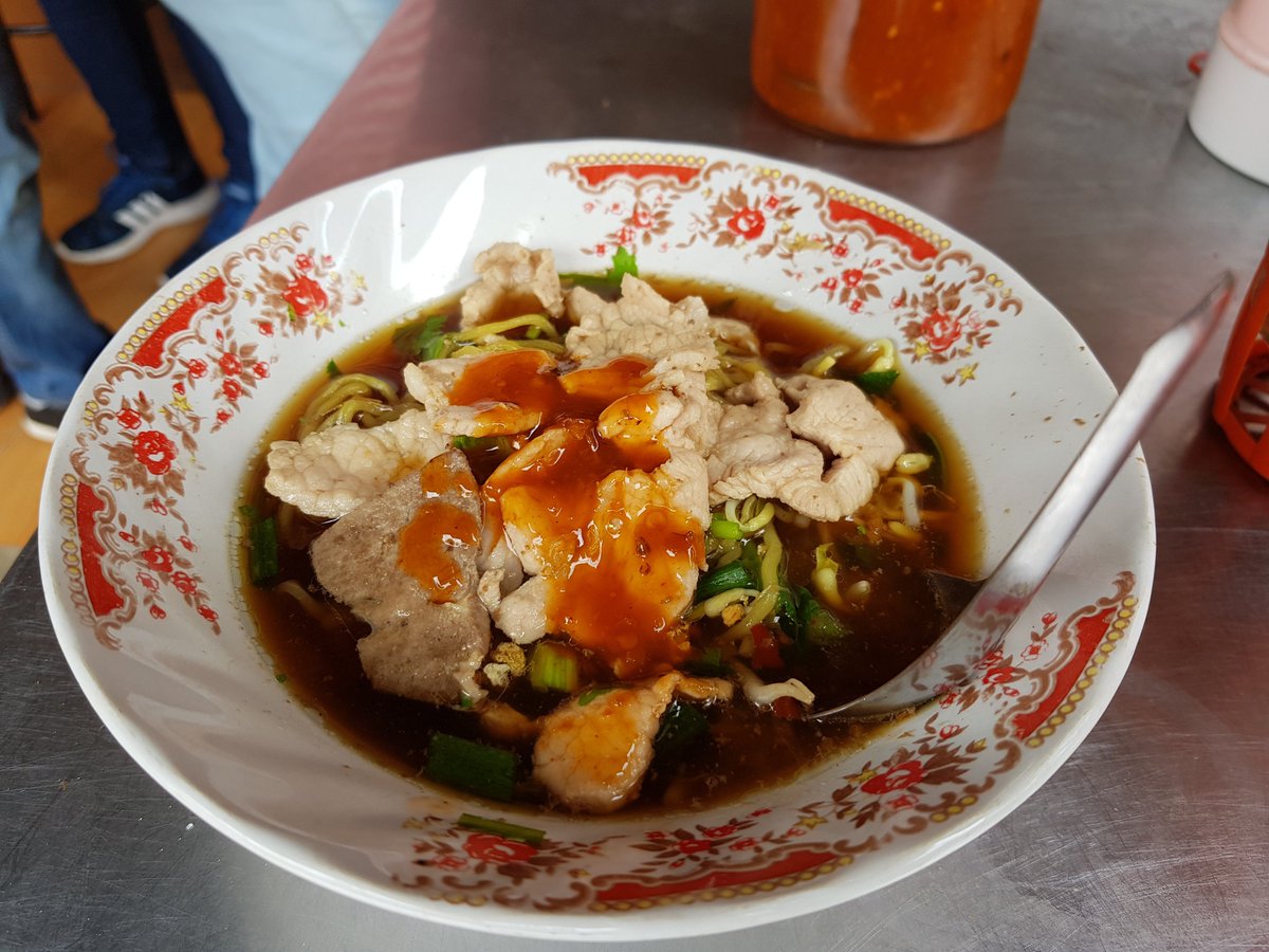 kintiew360's tweet photo. ร้านเจ๊เป้า หมูหมักน้ำแดงไก่ตุ๋น สูตรโบราณ ( กี่ปีไม่รู้  ) รสติดหวานตามสไตร์เมืองเพชร ความหวานนี้มาจากน้ำตาลมะพร้าว @TAT1672 @ChompuTAT
@aroii
@Herepaolicious
@painaidii
@Kin24hrs 
@kinjubkinjib
#amazingไทยเท่ https://t.co/MrlzoutOYQ