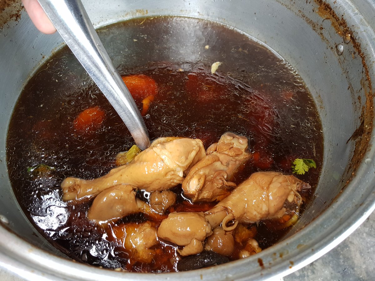 kintiew360's tweet photo. ร้านเจ๊เป้า หมูหมักน้ำแดงไก่ตุ๋น สูตรโบราณ ( กี่ปีไม่รู้  ) รสติดหวานตามสไตร์เมืองเพชร ความหวานนี้มาจากน้ำตาลมะพร้าว @TAT1672 @ChompuTAT
@aroii
@Herepaolicious
@painaidii
@Kin24hrs 
@kinjubkinjib
#amazingไทยเท่ https://t.co/MrlzoutOYQ