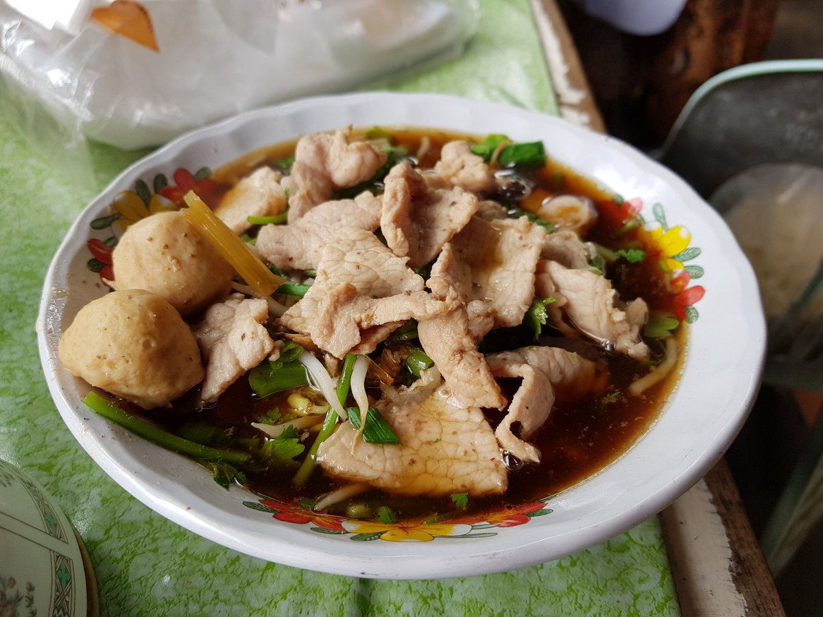 kintiew360's tweet photo. ร้านเจ๊เป้า หมูหมักน้ำแดงไก่ตุ๋น สูตรโบราณ ( กี่ปีไม่รู้  ) รสติดหวานตามสไตร์เมืองเพชร ความหวานนี้มาจากน้ำตาลมะพร้าว @TAT1672 @ChompuTAT
@aroii
@Herepaolicious
@painaidii
@Kin24hrs 
@kinjubkinjib
#amazingไทยเท่ https://t.co/MrlzoutOYQ