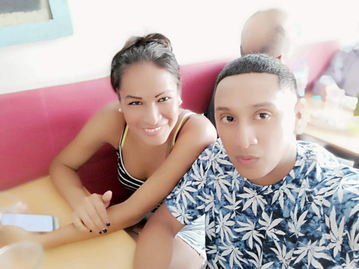 saory_luna's tweet photo. @kelvinC71295916 aquí con mi amor esperando el menú 😋😋😋feliz muy feliz https://t.co/zq6wRuobdC