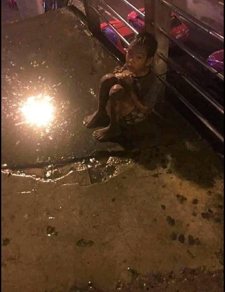 Banyak orang kaya yg pergi umrah atau haji berkali2.,dgn alasan agar mereka terus merindukan rumah allah,tp mereka lupa kalo allah dan rosullullah juga merindukan orang2 yang rajin bersedekah.😥

SEHAT TERUS YA DEDEK😥😥 
(Copasmiriss😭😭)