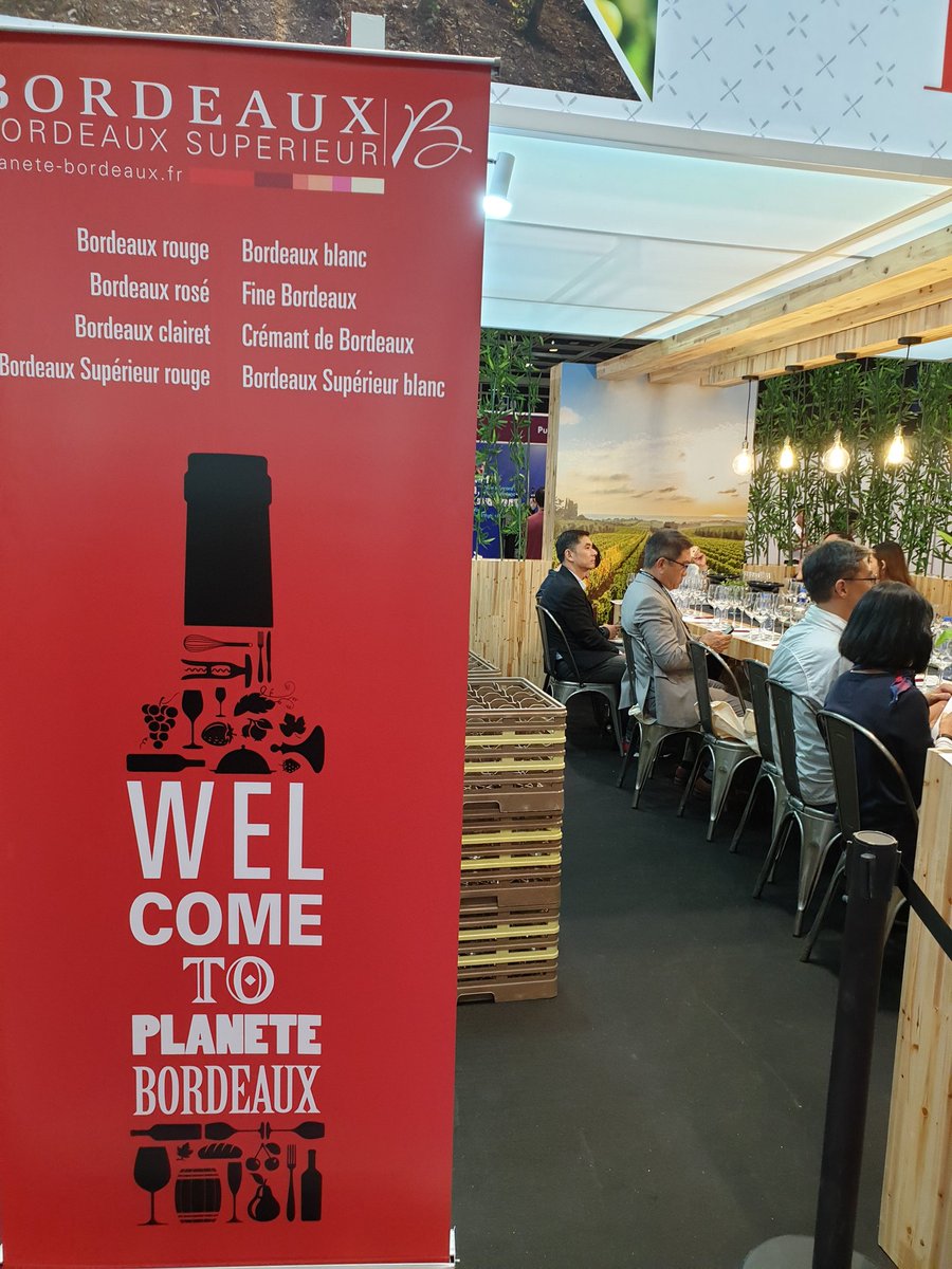 PlaneteBordeaux's tweet photo. Traditionnellement amateurs de vin rouge, les consommateurs Hong-kongais s'intéressent de plus en plus au blancs ! Succès pour les Bordeaux blancs secs aujourd'hui sur la #Hong-Kong #Wine and Spirits Fair
@businessfrance @lesproduitsdeNA @VinsdeBordeaux https://t.co/OmH7St6TnJ