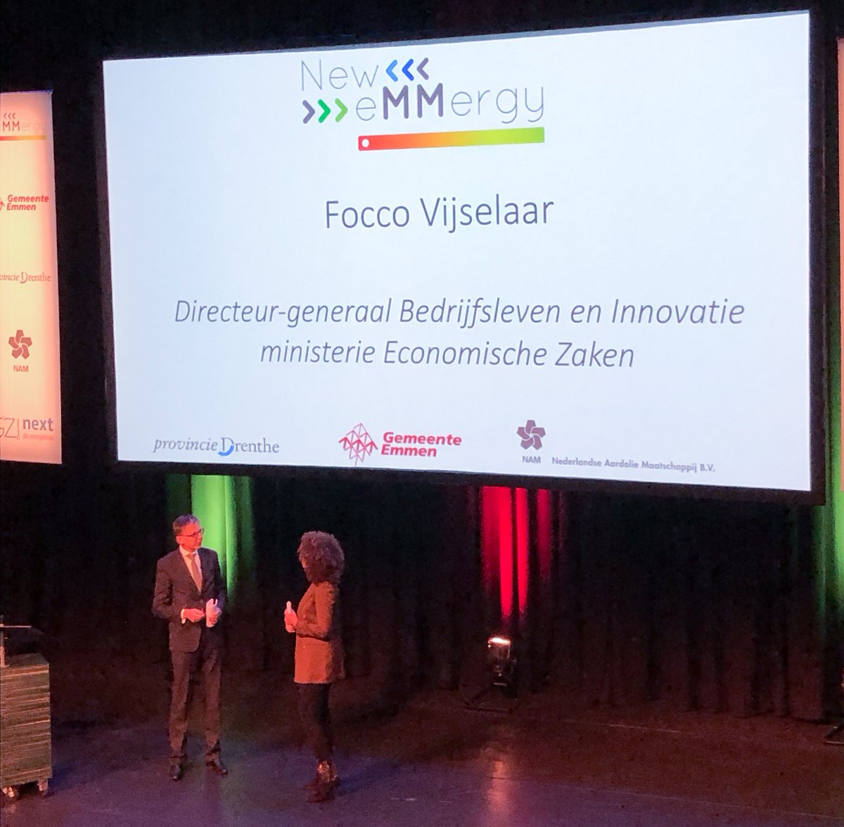 Tijdens het #NeweMMergy congres wordt dit jaar druk nagedacht over innovatieve herinzet van uitgefaseerde energie-infrastructuur voor duurzame energie productie &amp; opslag. @FoccoVijselaar mocht het congres aftrappen: "De regio mag trots zijn op haar voortrekkersrol in energyhubs!"