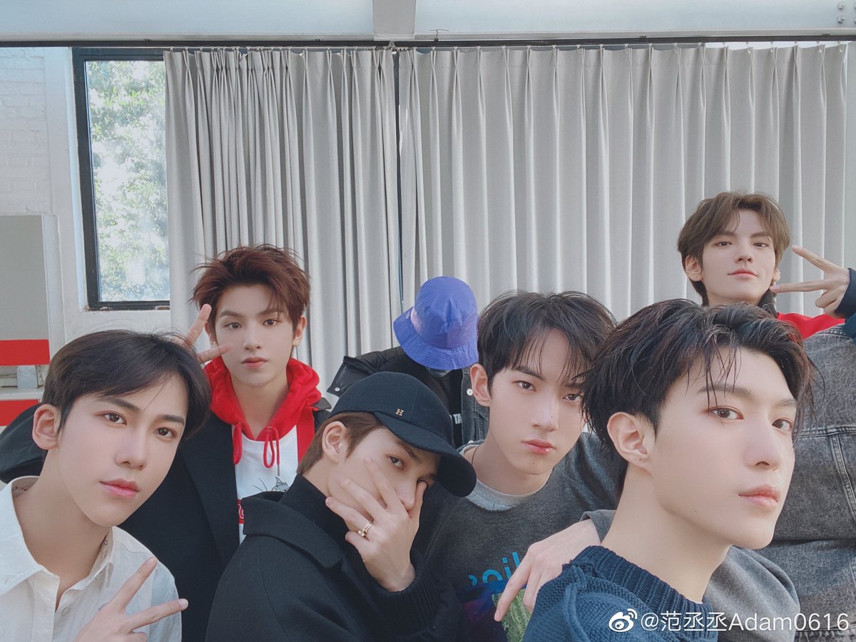 191107 ท่านประธานและผองเพื่อนจากโพสต์ใน Weibo น้องเฉิงเฉิงค่ะ 🌼🌼🌼🌼🌼🌼🌼

ดอกไม้เจ็ดดอกบนเถาวัลย์เถาหนึ่ง😄

#NEXT #넥스트 #乐华七子NEXT #NEX7