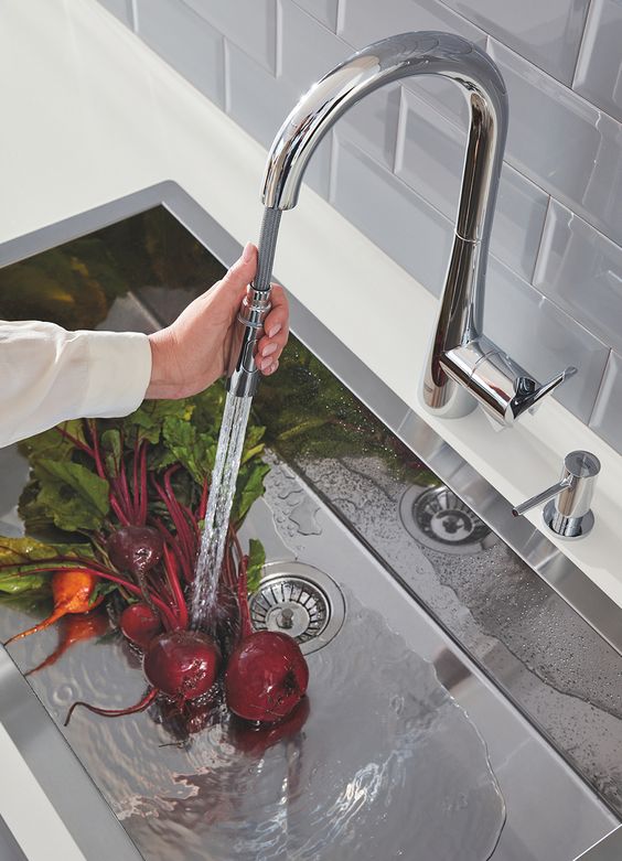 The GROHE Zedra's pull-out tap makes rinsing anything an absolute breeze. #GROHE 

#kitchen #kitchensink #modern #moderndesign #modernkitchen #modernhome #interiordesign #moderninterior #water #technology #home #kitchentap #faucet #sustainability #sustainableliving