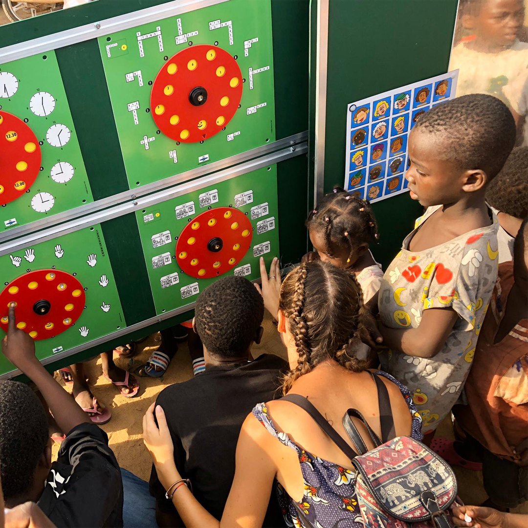 After almost two weeks of training, it was time for the first intervention with the mobile school in West Africa! Congratulations with your mobile school, to the team of <a href="/agopodetogo/">Agopode</a> and its partners and keep up your excellent street work in Lomé 🇹🇬😎