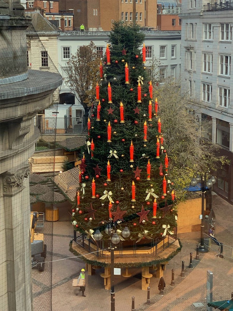 Christmas is coming! 🎅☃️❄️

🎄✨Join the Lord Mayor of Birmingham, Cllr Mohammed Azim from 5:30pm this evening where he will be switching on the Christmas tree lights in #VictoriaSquare -  socsi.in/OhQqo

#VisitBirmingham #ChristmasinBham | Picture: <a href="/andyjones_1981/">andyjones.1981</a>
