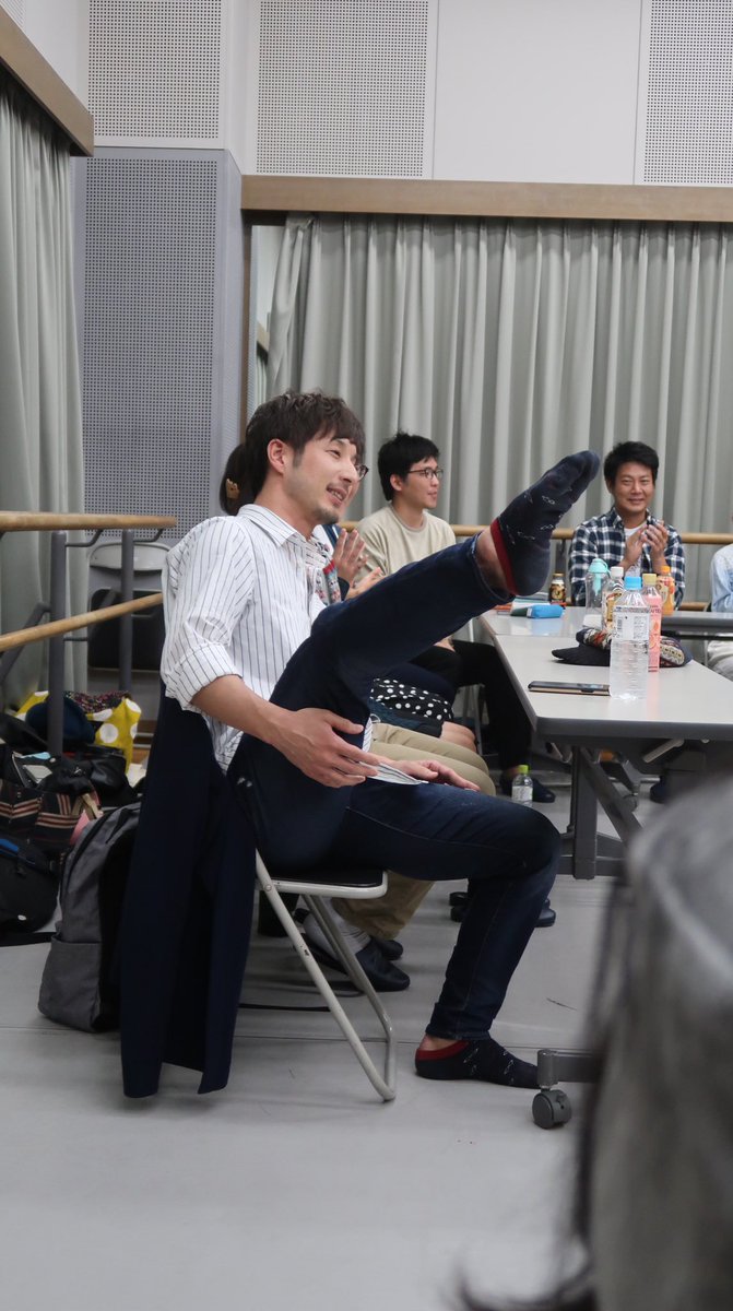 chevron_o's tweet photo. Cチームご出演 #亀山貴也（@kame_t3）さん
個人的にはメガネ3の手塚◯虫先生の印象が強く、めっちゃあの役ハマってたなって俳優さん
去年の踊りたがりのダンスもかっこよかったです
顔合わせの日の靴下はメガネ柄ってこだわりを見せておられました♬
https://t.co/7KwCnXtEdU
#ManOfUltra
#メガネ5 https://t.co/j7eBLCEhG3